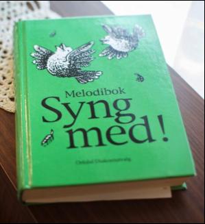 Den fyrste song Den fyrste song eg høyra fekk var mor sin song ved vogga. Dei mjuke vek til hjarta gjekk dei kunne gråten stogga. Dei sulla meg så underleg, så stilt og mjukt te sova.