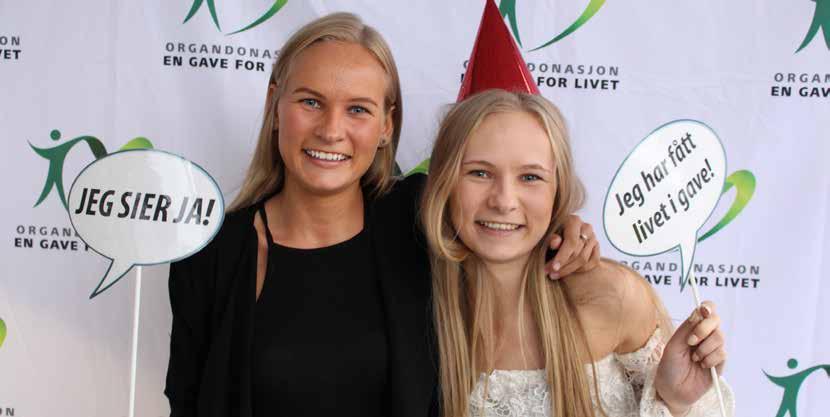 Tvillingene Madelen og Emilie Mikalsen, på sommerfesten til Stiftelsen Organdonasjon. Emilie er hjertetransplantert.
