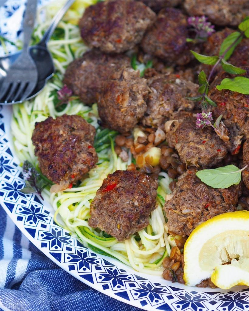 Problemet er bare at budsjettvennlige oppskrifter ofte (synes jeg) er basert på litt kjipe ingredienser og generelt kan være litt kjedelige. Trenger det å være sånn? Jeg synes ikke det!