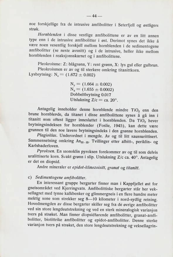 noe lar^ehi^e tra cle intrußive amtibolitter i seterhell o^ e^tl^ere BtrsK. Hornblenden i disse vestlige amfibolittene er av en litt annen type enn i de intrusive amfibolitter i øst.