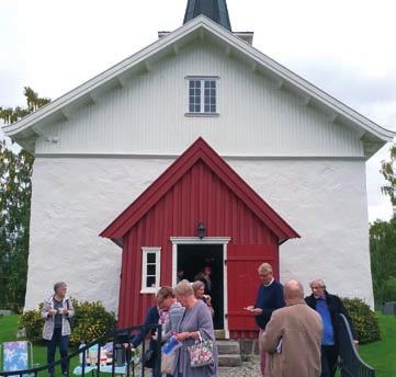 Fellessang og ord for dagen ga god steming i bussen. Vel fremme i Styrvoll, tok Ove Berrefjord i mot oss, og ga oss en innholdsrik og interessant omvisning i Styrvoll kirke.