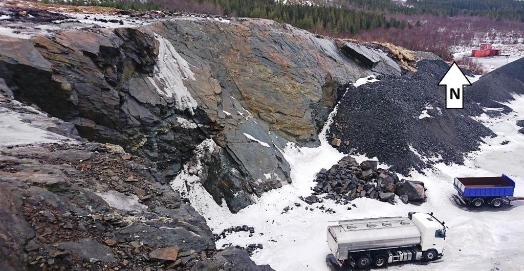 Bergarten i bruddet har tydelig lyse bånd av feltspat og kvarts parallelt med foliasjon som gjennomsnittlig faller ca. 50 mot 115 ØSØ. Bergmassene er utsatt for kraftig deformasjon og oppsprekking.