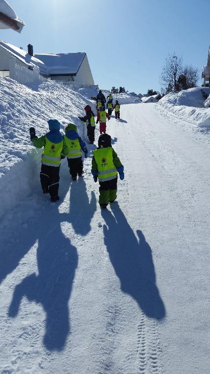 Skaperglede med snø og is Vi vil ha ekstra fokus på: Gjennom utforsking, opplevelser og erfaringer skal barnehagen bidra til å gjøre barna kjent med eget nærmiljø, samfunnet og verden.