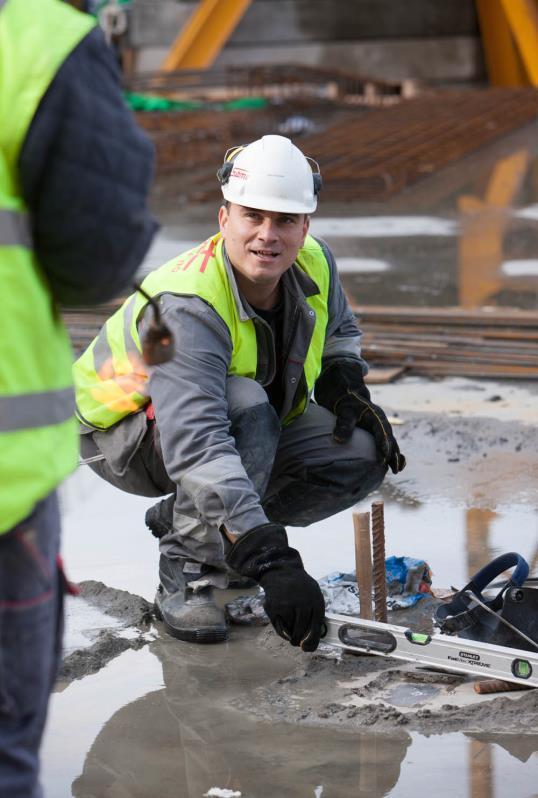 Ergonomi i bedriften eksempler Gjennomføring av ergonomisk risikovurdering sammen med bedriften, som del av en overordnet risikovurdering Befaring av arbeidsplassen for å se på ergonomiske forhold,