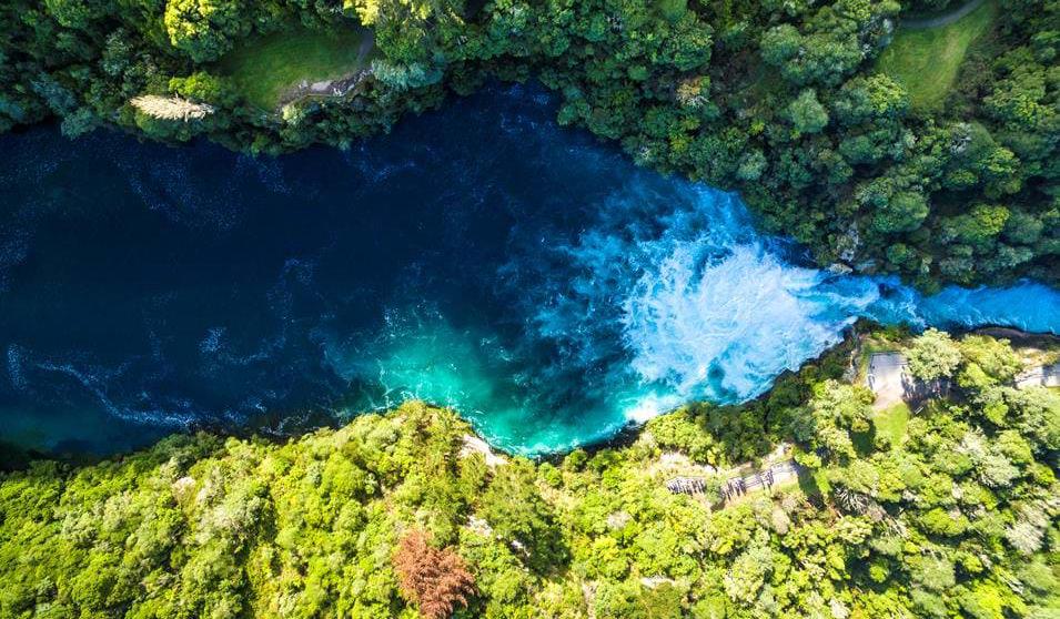 Huka Falls, Wairakei Tourist Park - Aktivitetsferie på New Zealand Denne 19 kilometer lange fjellturen er en av New Zealands beste heldagsturer. Dere går helt opp til ryggen mellom Mt.