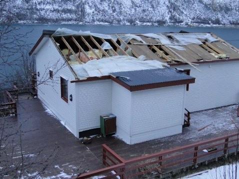 * Flere fergesamband stengt/innstilt. * Flere flyplasser stengt og tårnet i Hammerfest evakuert. * Skilt og stålplater blåst avsted i Alta og Hammerfest. * Laksemerde skadet i Altafjorden.