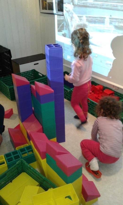 Byggerommet med bygg og konstruksjon. I april har vi hatt Spansketrappen i Roma som inspirasjonsbilde. Barna har brukt ulike klosser med ulike former, størrelser og planker når de har konstruert.