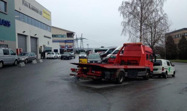 Det vil si at det kun er tillat med langsgående parkering langs muren ifølge godkjent situasjonskart under. Bruken må opphøre snarest og senest innen 19.08.13.