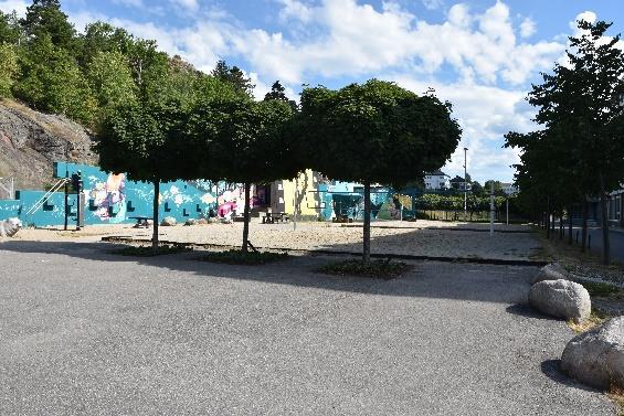 12 Børsparken Beskrivelse Lite parkanlegg med gress og grus i krysset Rådhusgata, Vestre strandgate.