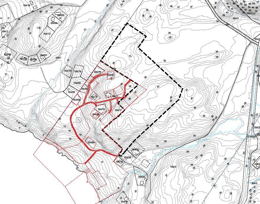 på høydedraget mot øst. Mot nord-øst går grensen hvor dette er terrengmessig naturlig i forhold til vegetasjon og helling på terrenget.