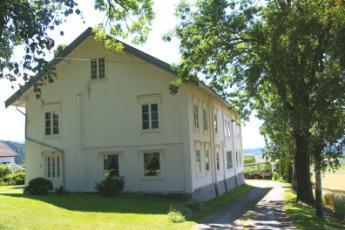 Våningshuset framstår i dag som en helhetlig sveitserstilsbygning, men med mange nyere vinduer. Bygningen er hele 21 meter lang og har fire stuer på rad mot vest.