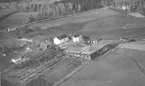 I 1932-1934 ble det også bygd et nytt våningshus, garasje og kombinert grisehus, vogn- og vedskjul i nordøstre del av tunet.