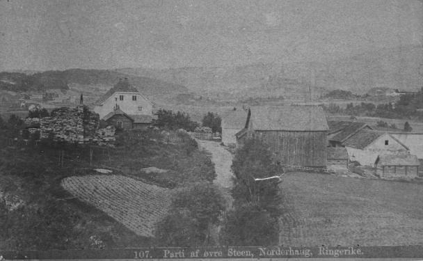 Kirken ble bygd på 1100-tallet og forfalt på 1600-tallet. Tunet på Stein i 1949. Flyfoto fra Widerøe s Flyveselskap A/S i Hole bygdebok.