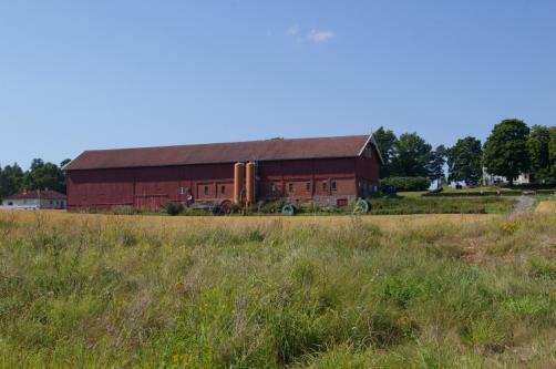 En av hjørnesteinene i grunnmuren har risset inn et kors fra middelalderen.