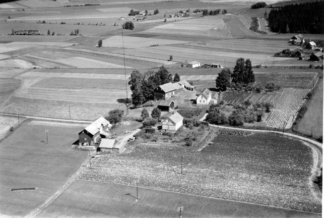 SØRUMSHAUGEN, GNR. 189 BNR. 20 Sørumshaugen består av de to tidligere husmannsplassene Haugen og Nerhaugen under nordre Sørum, som ble fraskilt i henholdsvis 1899 og 1912.