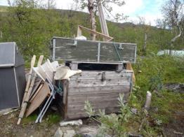 På palle - dekket til med lys blå plastpresenning.