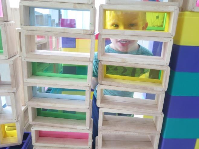 Byggerommet/Konstruksjon: Barna bygger fantastiske byggverk.