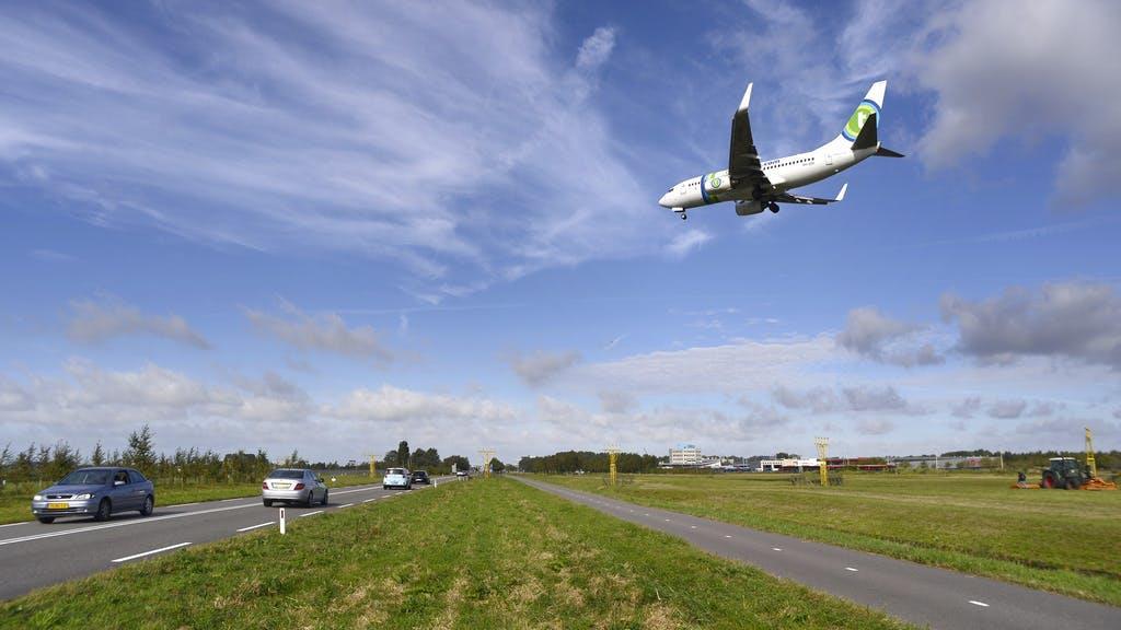 Når det gjelder flystøy er det derimot slik at selve støykilden som regel kommer ovenfra, mens mottaker er på terrengnivå.