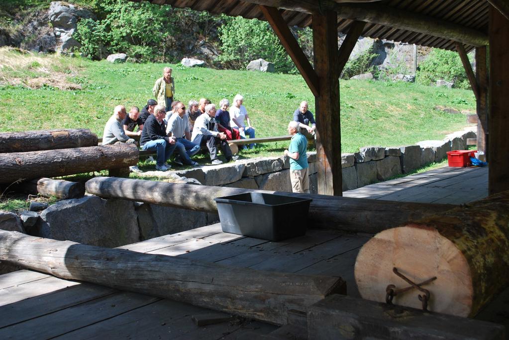 E<er lunsj besøkte vi oppgangssagen i Gjersjøvassdraget. Oppegård Historielag, som har ansvar for oppbygging og drig av sagen, tok oss vel imot.