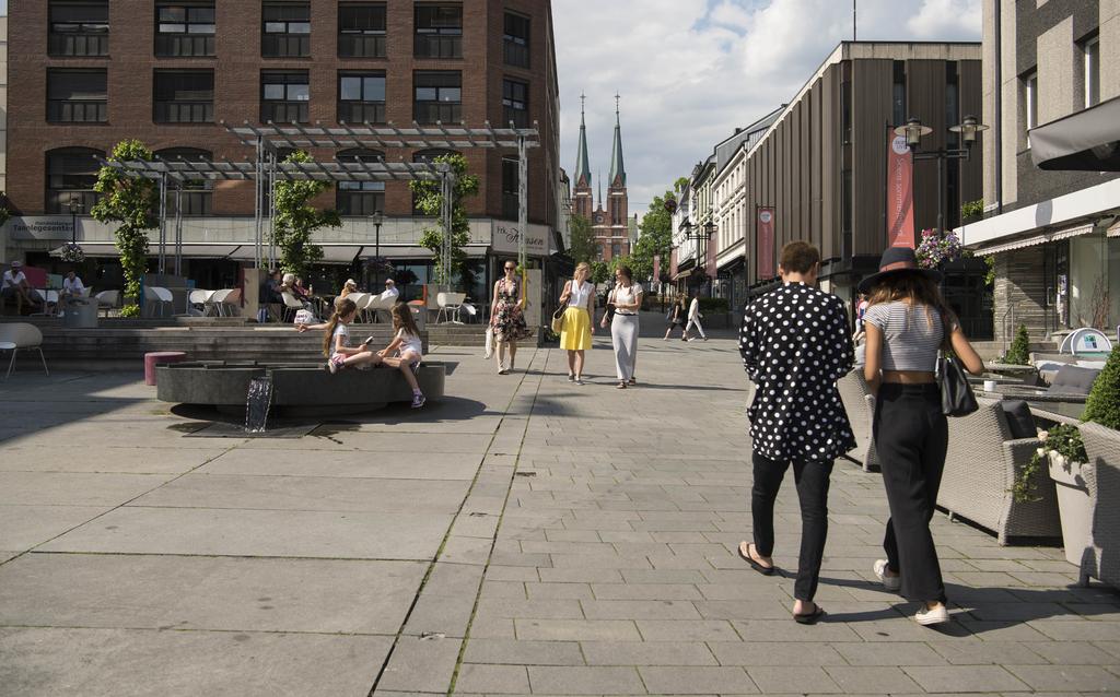 a matbutikk, vinmonopol, post og parkering. Det ligger boligområder i nærmiljøet, som har Lie som et lokalsenter.