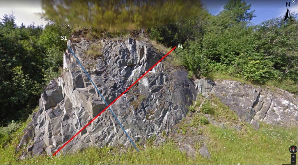 Utsnittet viser eksisterende bergskjæring som skal utvides i forbindelse med ny lokalveg. Figur 2-5 Sprekkesett i eksisterende bergskjæring, utsnitt fra Google street view.