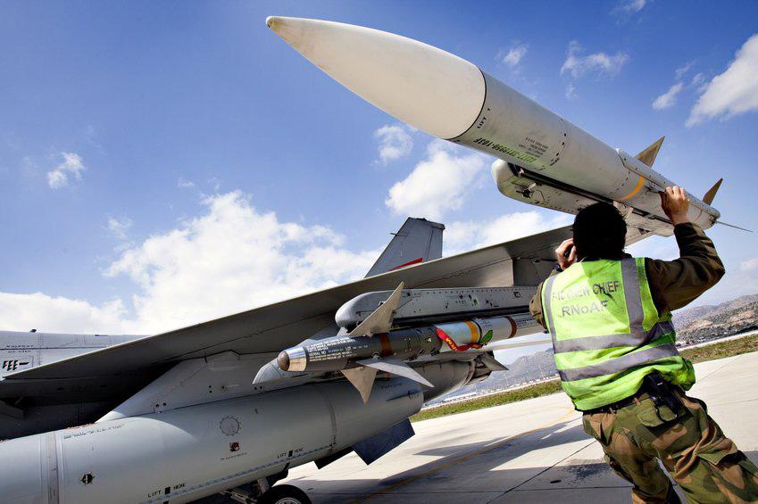 regionen. En Crew Chief monterer et AIM-120B-missil på et norsk F16 på flybasen Souda på Kreta under operasjon Odyssey Dawn.