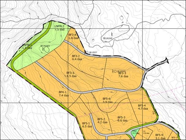 Arealet nord for eiendomsgrensen (rosa stiplet linje) er områderegulert i gjeldende plan og detaljreguleres nå.