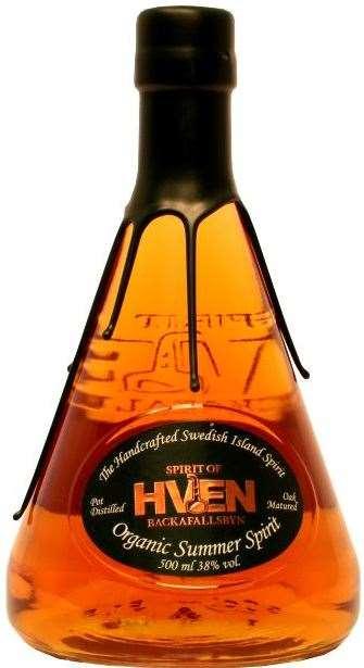 2242502, 50 cl, 40 % Lansert i BU Spirit of Hven Organic Summer Spirit Økologisk eikefatslagret vodka, ferske urter, blomster og frukt.