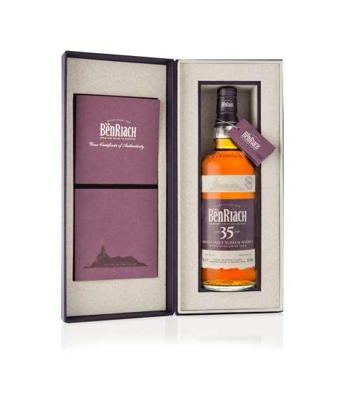 Masse godsaker fra BenRiach BenRiach 35 YO Producecd in the traditional style, this whisky is non chill filtered, bottled at natural colour and has a strenght of 42,5 % alc.vol.