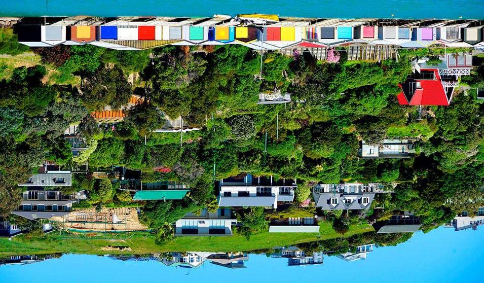 Akaroa i New Zealand Baldwin Street, og gaten har en helling på hele 38 grader. New Zealands første universitet, University of Otago, finner man også her i byen.