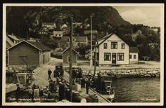 Pent, kolorert nærmotiv (Mittet 27). Brukt, kv. 2. 200 Stedskort 426 AALESUND - Havnen oversiktsbilde (Alb. Gjörtz 1908) ubrukt.