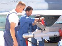 STRATEGIC 22 În misiune cu HERCULES SECURITATE 26 Protecţia informaţiilor ÎNVĂŢĂMÂNT 28 Specializarea profesională în instituţii militare internaţionale TEHNICĂ 30 Pilotul automat în aviaţie