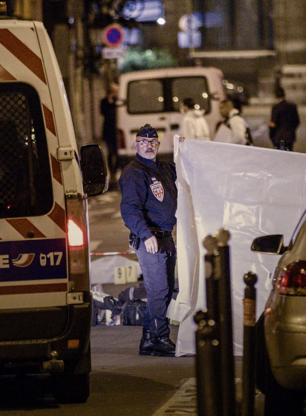Politistyrker står vakt etter knivangrepet i Rue Saint-Augustin og Rue Monsigny, Paris, 12. mai 2018. ISIL hevdet i etterkant at en av deres «soldater» utførte angrepet.