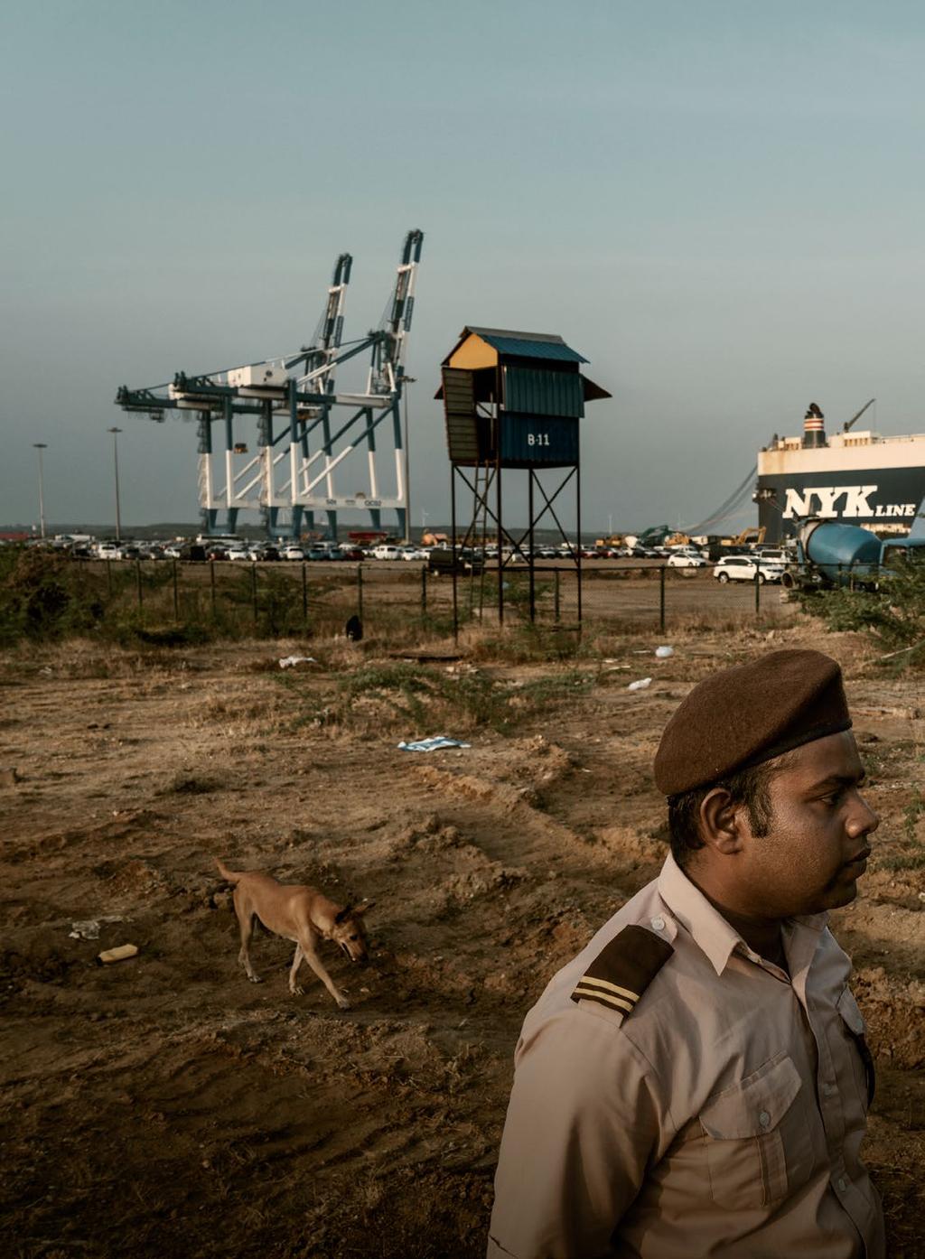 KAPITTEL ASIA 5 En sikkerhetsvakt ved den kinesiskdrevne havnen i Hambantota, Sri Lanka, 5. mars 2018. KINA [ KINA ] Kina bruker økonomi som virkemiddel for å fremme utenrikspolitiske mål.