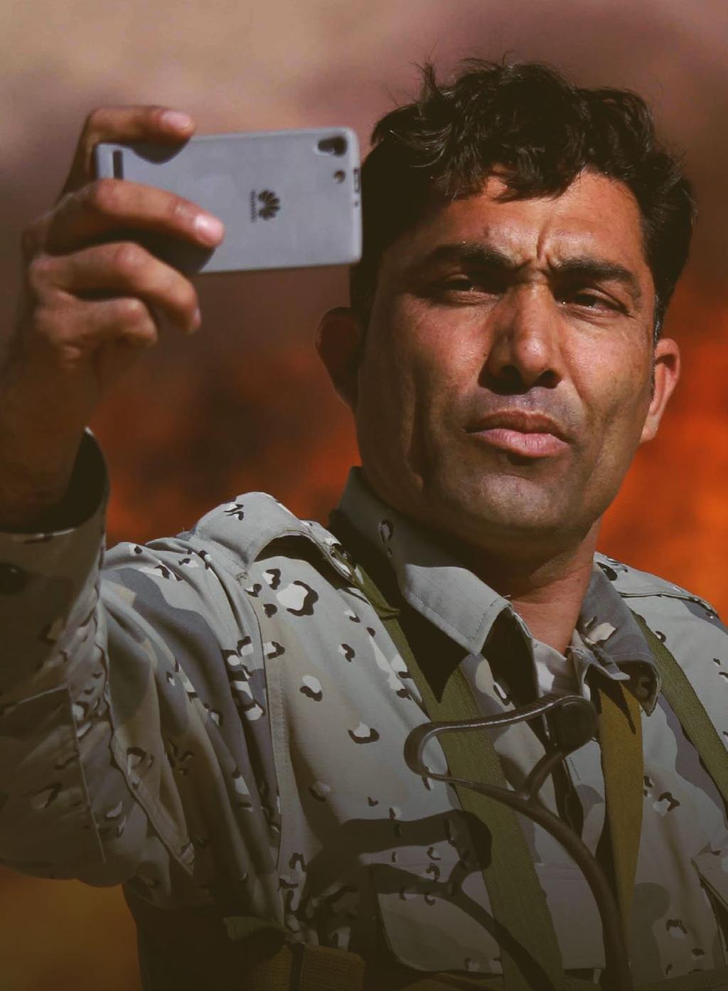 ASIA En Afghansk offiser tar en selfie foran et bål av konfiskert narkotika i Herat, Afghanistan, 3. november 2018.