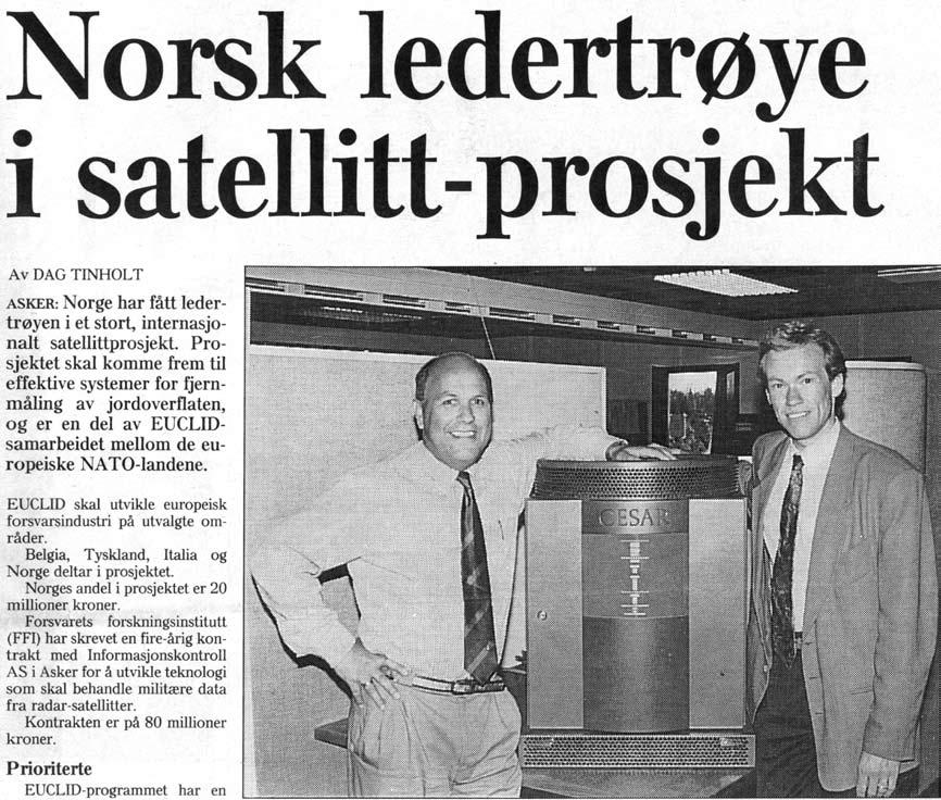 30 Fra Norsk Næringsliv 1999: Administrerende direktør Ingmar Nyheim (t.v.) og prosjektleder Morten Toverud i Informasjonskontroll AS, viser frem datamaskinen CESAR.