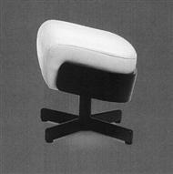 Design 2 (54) Produkt: Skammel til stol (51) Klasse: 06-01 (72) Designer: