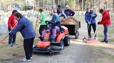 Men det var tydelig at de 17 som møtte opp på vårens dugnad hadde jobbet med raking og rydding av kirkegården før, for i løpet av et par timer var hele kirkegården nystriglet og fri for furunåler og