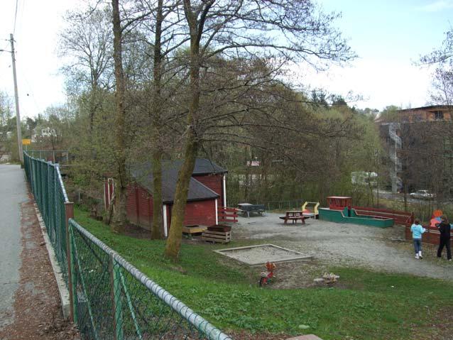 Øst, sør og nord for planområdet ligger boligområder.