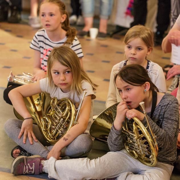 Musikkskolen lå i starten under skolestyret, i perioden 1979 1996 under kulturstyret, og med den store kommunale omorganiseringen i 1996 under oppvekstetaten.