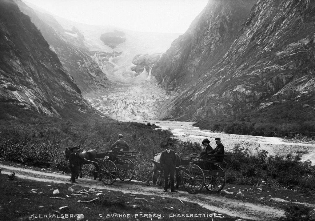 UM (CC BY-NC-ND 3.0). Kjenndalsbreen. Styrn, Kjenndalen, Sogn og Fjordane. Fotograf: Olaf Andreas Svanøe. Ca. 1900. 8.