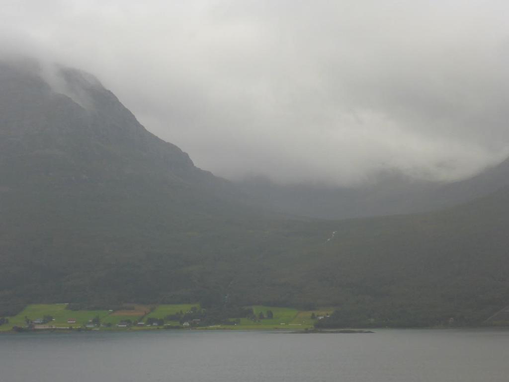 Side 15 Figur 1: Løvdalselva sett fra Andørja. Foto: NVE. Det er planlagt nedgravd rørgate på hele strekningen. Eksisterende traktorvei på sørvestsida av elva vil bli brukt under anleggsarbeidet.