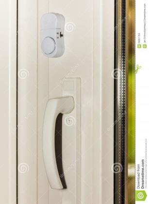 Magnetkontakt I alarmsammenheng brukes magnetkontakter for å registrere om en dør, en port eller et vindu er åpnet. Røykdetektor Røykdetektoren aktiveres hvis det er røyk i rommet.