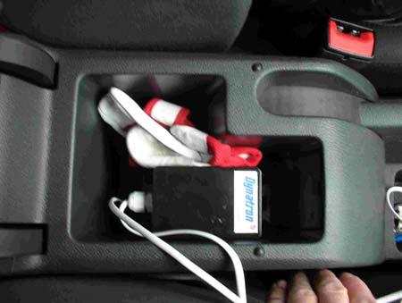 4.1 To sensorer montert oppe på hverandre i bilens midtkonsoll Installasjon: Sensorene ble festet sammen med tosidig tape og klemt fast med en hanske i midtkonsollen.