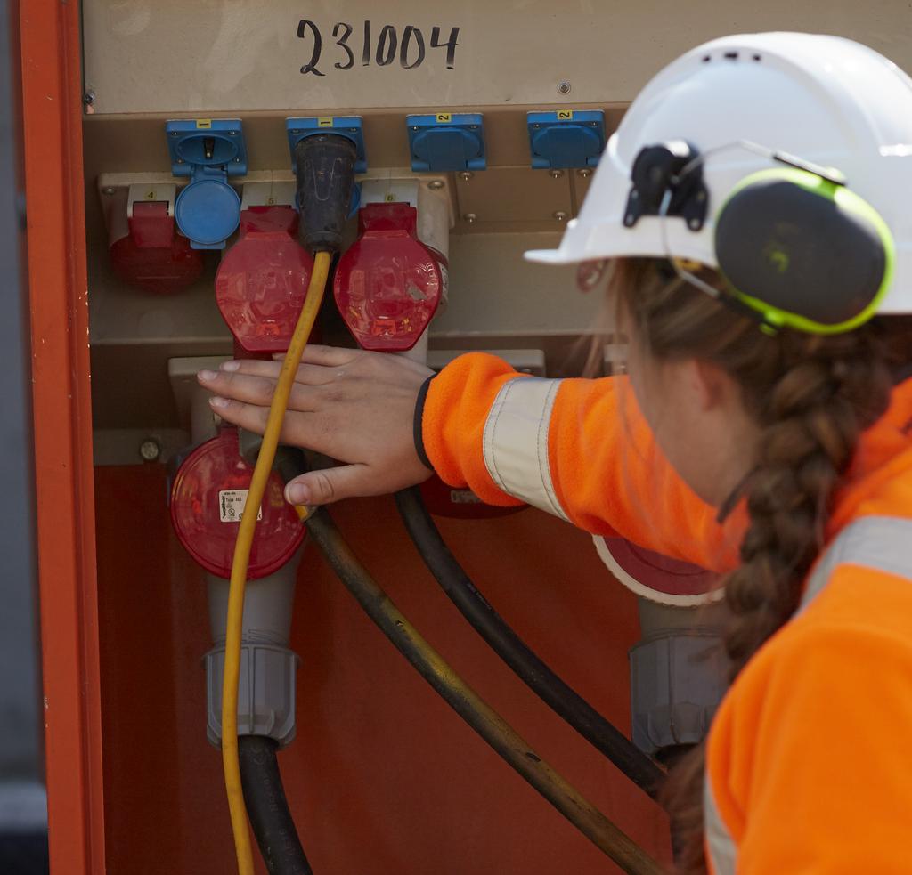 Kontakt med elektrisk spenning Jeg starter aldri opp arbeid uten oversikt over alle risikofaktorer vedrørende elektrisk spenning Jeg informerer alle om risikomomenter relatert til elektrisk spenning