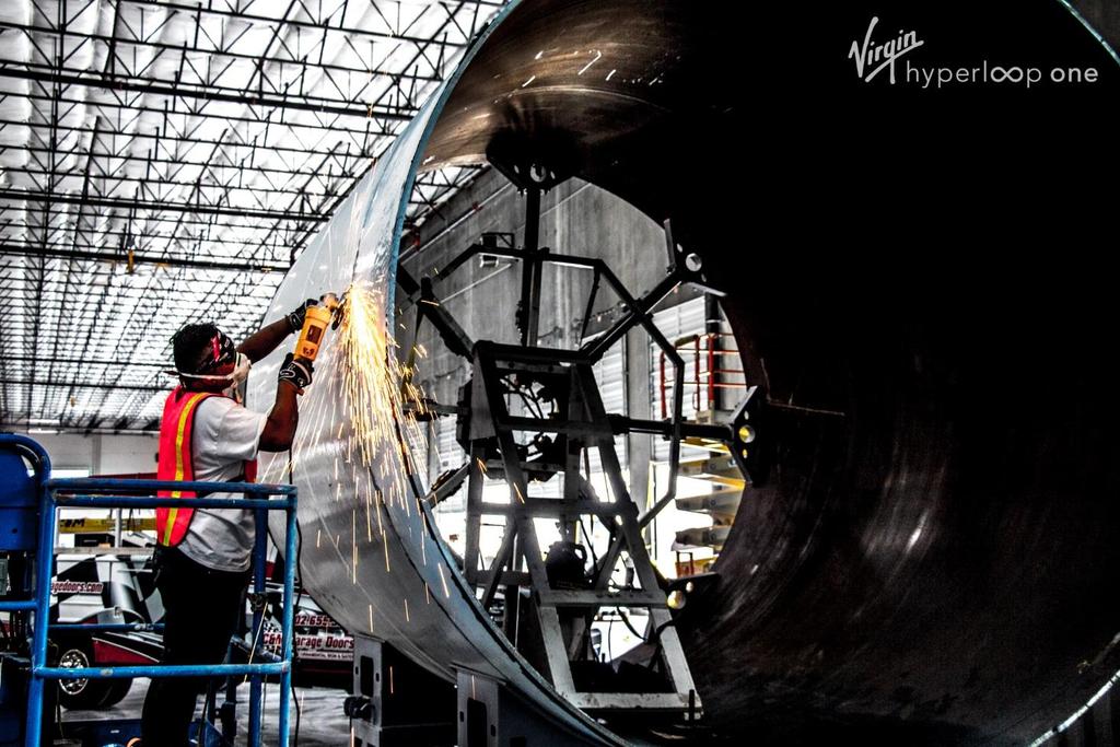 Her er en del av hyperloop-røret i produksjon på en fabrikklinje i USA Dette