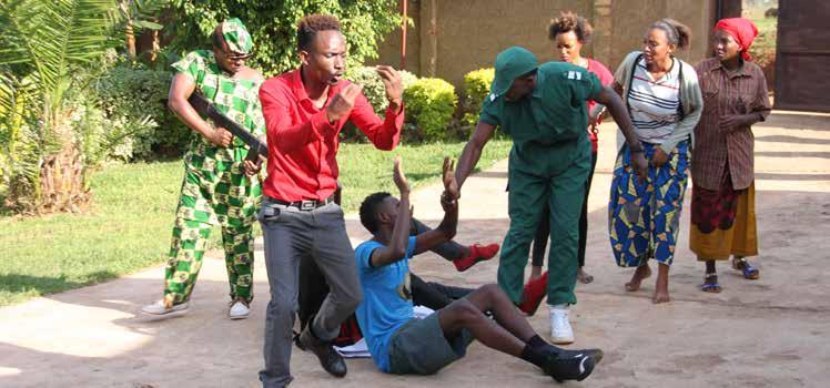 Tiltak for fellesskapet Problemet med kjønnsrelatert vold tas ofte opp gjennom teaterfore stillinger som samler mange mennesker. Her fra en samling NTLs partner Rwanda Network Women hadde i Kigali.