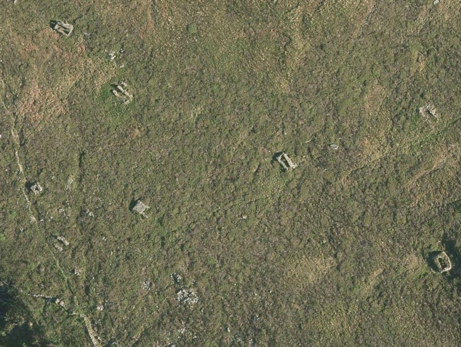 Flyfoto av noen av steinbygningene i Løkane hentet fra Fylkesatlas.