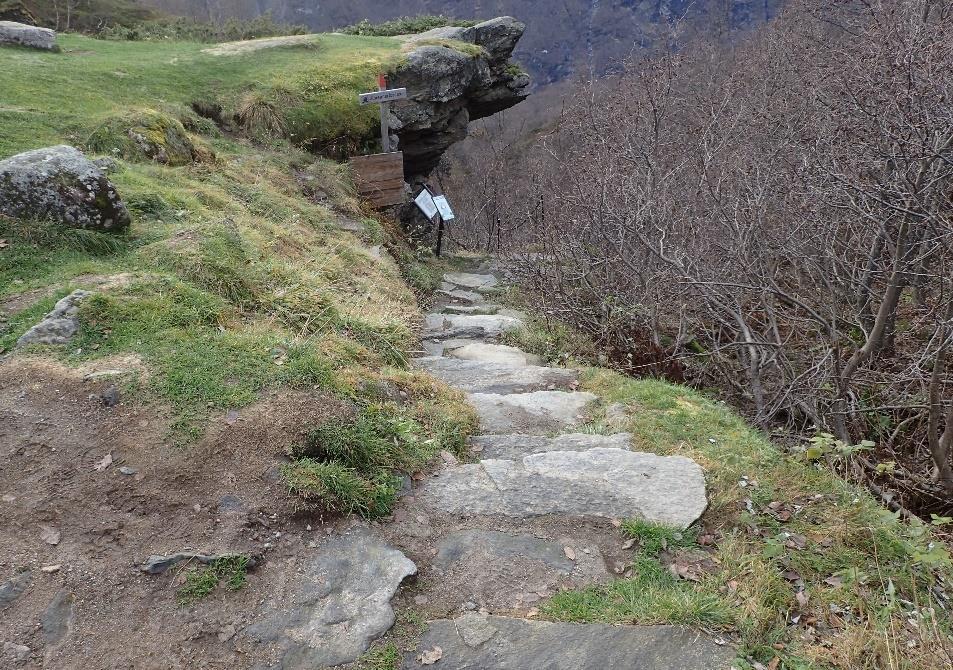 Strekninga 15-16, her går en steinhellelagt sti fra platået og ned langs berget mot fossen.