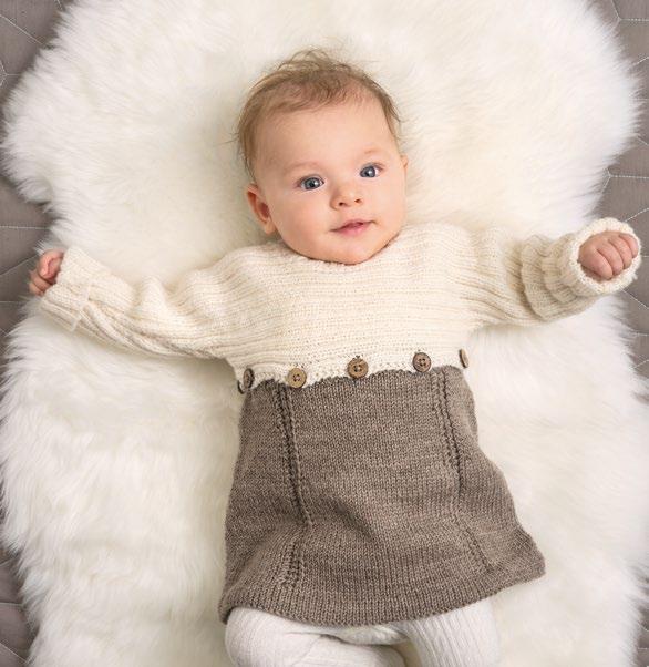 MODELL 357 10 LILLE KNAPPESETT GARN BRUKT I DENNE OPPSKRIFTEN: PURE ECO BABY WOOL 100 % økologisk ull, 50 gram = ca 160 meter DESIGN Dale Garn STØRRELSE 0-3 (3-6) 6-9 mnd (1) 2 år PLAGGETS MÅL